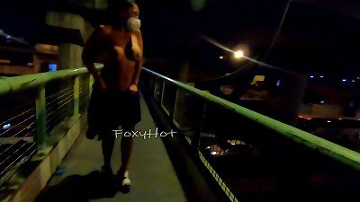 Cruzando el puente y termino desnudandome por completo. (video completo en onlyfans.com/foxyhot)