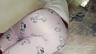 Stepbrother catches his young stepsister in pajamas and makes her spunk