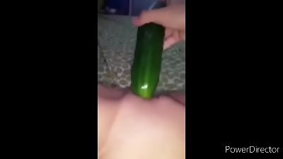 Mi hija tenia que aguantar un pepino como su mama