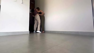 A mi compa&ntilde;era del trabajo le encanta tener orgasmos en el pasillo del hotel!!