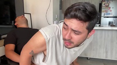 Provocando a mi padrastro hasta que me cogio el arse me lo dejo abierto y lleno de crema