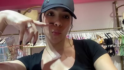 Zorra caliente sorprendida atrapada prob&aacute;ndose bikini con sus tetas perfectas y culo grande