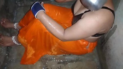 à¤¬à¤¾à¤¥à¤°à¥‚à¤® à¤®à¥‡à¤‚ à¤¨à¤¹à¤¾à¤¤à¥‡ à¤¸à¤®à¤¯