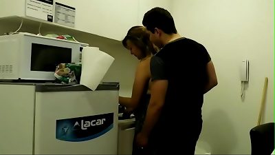 Quando fui procurar meu amigo, encontrei uma tia em sua casa, excelente foda