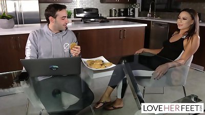 Stepmom Cassie Del Isla Gives a special treat Footjob