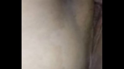 se masturbando escondida dos pais, com buceta lisinha e apertadinha
