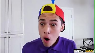 Rica mummy le da el regalo al joven cumplea&ntilde;ero parte 1