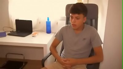 Alexia is a divorced cougar that wants to recover lost time by pounding young hard-ons