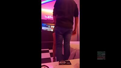 Karlita hotwife se fuma un gallo , sienta a su marido en una silla, se pone liguero negro y me coge frente a el 1